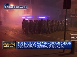 Pedihnya Hujan Gas Air Mata di Demo Libanon