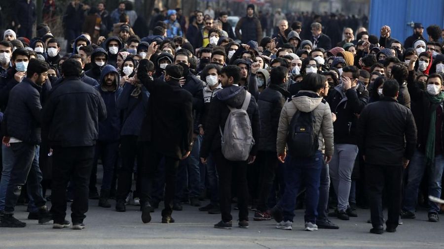 Kecelakaan Boeing 737-800 milik Ukraine International Airlines karena tertembak rudal membuat demo di Iran belum reda.
