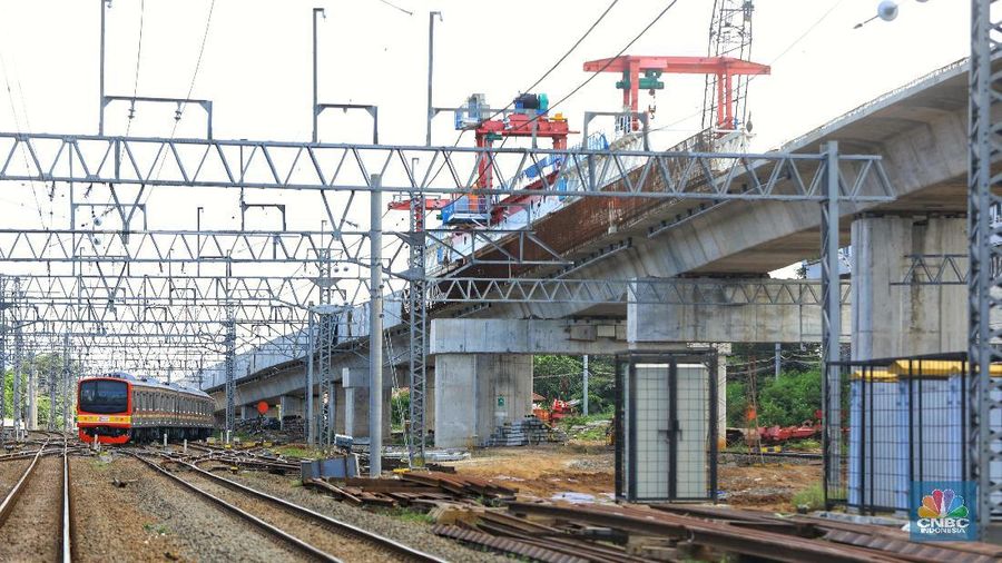 Seluruh pembangunan proyek double-double track (DDT) atau jalur rel dwiganda ditargetkan rampung tahun 2021.