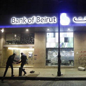 Ekonomi Lemah Lesu, Pendemo Lebanon Hancurkan Bank & ATM