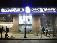 Ekonomi Lemah Lesu, Pendemo Lebanon Hancurkan Bank & ATM