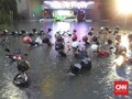 Surabaya Banjir, Kendaraan Mogok dan Terendam