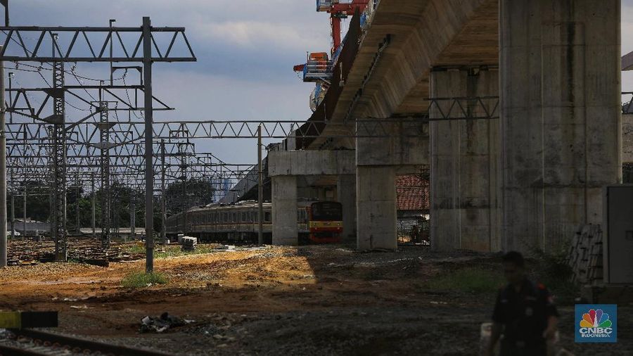 Seluruh pembangunan proyek double-double track (DDT) atau jalur rel dwiganda ditargetkan rampung tahun 2021.
