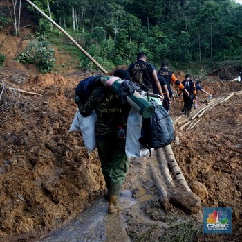 Perjuangan Tim CT Arsa Beri Bantuan Korban Longsor Sukajaya
