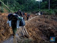 Pulihkan Trauma Korban Longsor, CT Arsa Berikan Psikososial