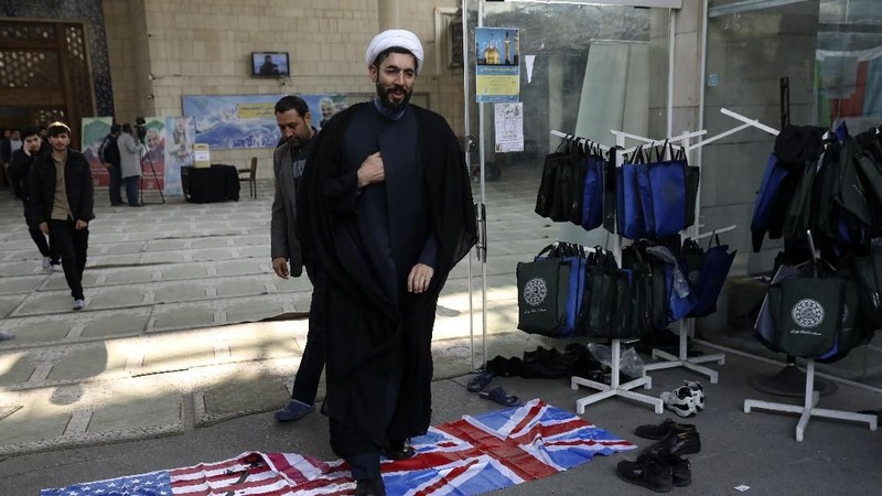 Massa pro-pemerintah Iran berdemo. Mereka menuduh kekuatan asing memicu kerusuhan di negara itu.