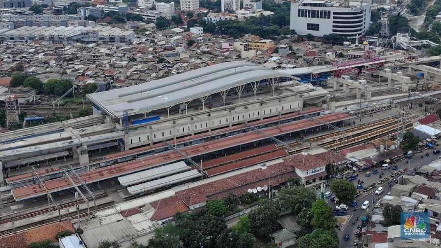 Seluruh pembangunan proyek double-double track (DDT) atau jalur rel dwiganda ditargetkan rampung tahun 2021.