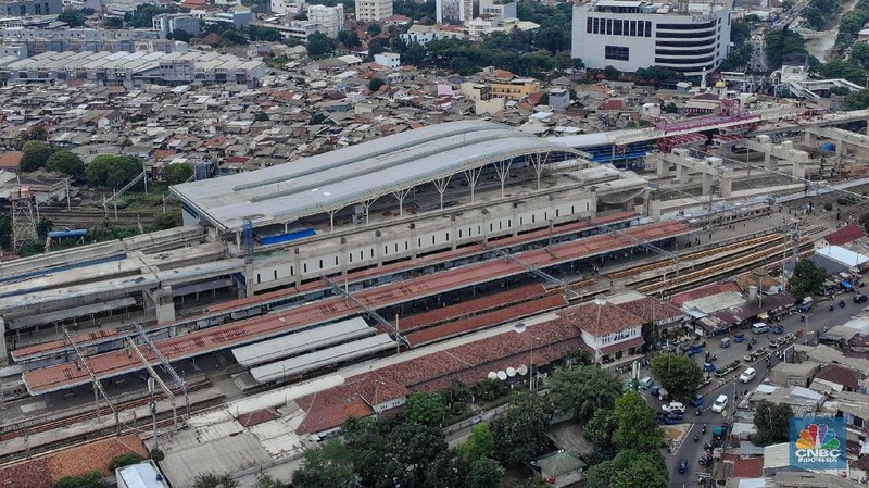 Seluruh pembangunan proyek double-double track (DDT) atau jalur rel dwiganda ditargetkan rampung tahun 2021.