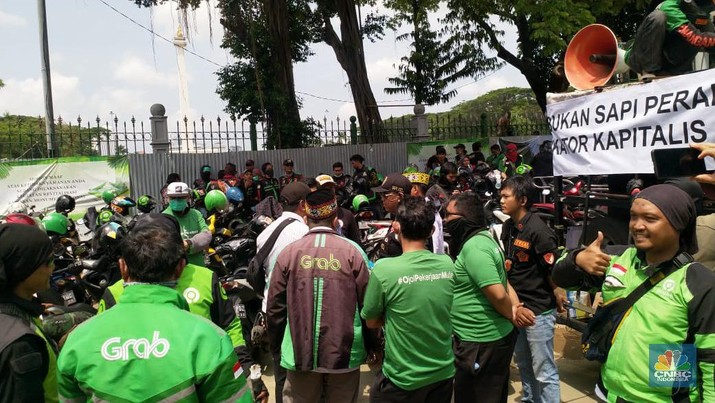 Driver Ojol Minta Tarif Ojol Naik Jadi Rp 2.200-Rp 2.400/Km Kemenhub masih mengkaji tarif baru ojek online (Ojol). Dari yang disampaikan kepada Kemenhub, para driver Ojol sudah punya angka usulan tersendiri.