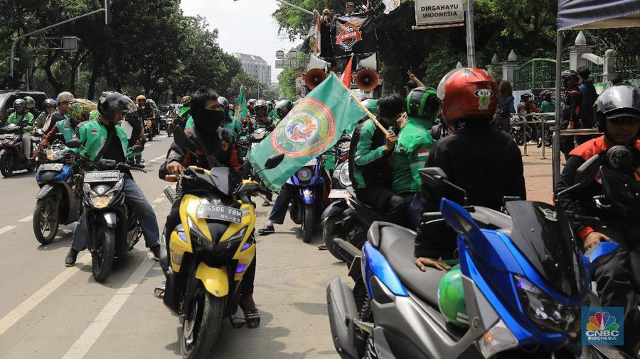 Dalam aksi ini para driver menuntut Kemenhub untuk mengevaluasi tarif ojek online.