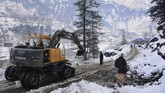 Tanah longsor yang kerap terjadi saat musim dingin di Kashmir kerap menghalangi jalan dan membuat warga terisolir. Korban tewas mayoritas anak-anak dan perempuan. (AP Photo/M.D. Mughal)