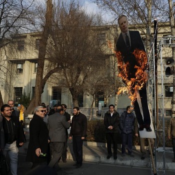 Demo Iran Rusuh, Kali Ini Inggris Jadi Sasaran