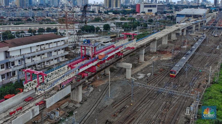 Proyek pembangunan double-double track (DDT) Manggarai-Cikarang di Stasiun Manggarai, Jakarta, Rabu (15/1/2020). (CNBC Indonesia/Andrean Kristianto)