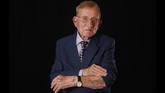 Shmuel Blumenfeld (94) masih menyimpan tanah dari Auschwitz, tempat seluruh keluarganya dihabisi pasukan Nazi. (Photo by MENAHEM KAHANA / AFP)