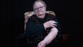 Helena Hirsch juga memiliki tato penghuni kamp Auschwitz bernomor A 20982. (Photo by MENAHEM KAHANA / AFP)