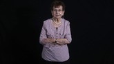 Batcheva Dagan berpose di rumahnya di Kota Holon, Israel. Mantan guru itu kehilangan seluruh keluarganya di kamp Auschwitz, Polandia akibat holocaust saat Perang Dunia II. (Photo by MENAHEM KAHANA / AFP)
