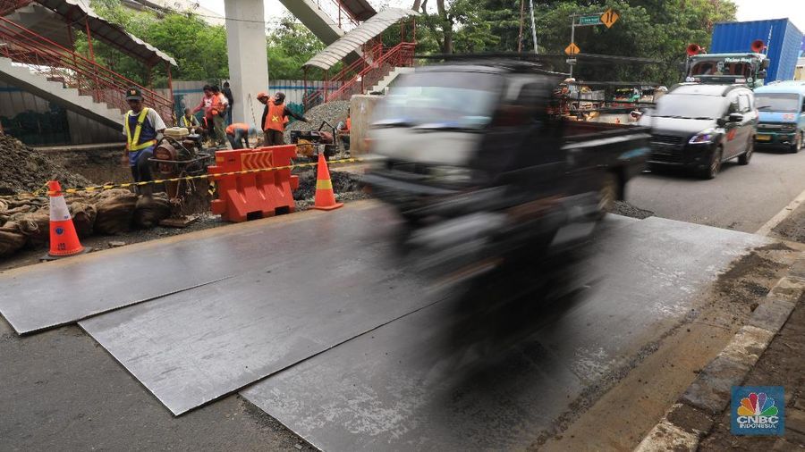 Tidak ada korban atau pengendara yang lewat saat peristiwa itu berlangsung.