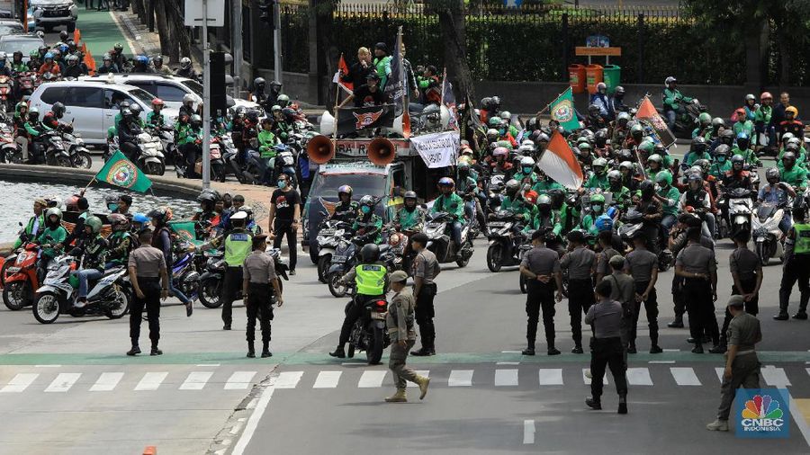 Ribuan driver ojek online (ojol) di Indonesia pada hari Rabu, (15/1/2020), pukul 13.00 WIB, menggelar demo bertajuk 'aksi ojek online nusantara'.
