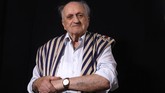 Pasukan Nazi membunuh sekitar 6 juta Yahudi saat PD II. Dov Landau (91) adalah salah satu dari sekian orang yang selamat. Dia masih menyimpan baju tahanan dan tidak menghapus tato bernomor 161400. (Photo by MENAHEM KAHANA / AFP)