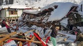 Salju tebal yang menyelimuti lembah Neelum, Kashmir sempat memicu longsoran dan menewaskan 19 orang. (Photo by STR / AFP)