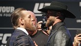 Conor McGregor bertatap muka dengan Donald Cerrone. Ini adalah kali ketiga McGregor tampil di kelas welter setelah dua kali melawan Nate Diaz. (AP Photo/John Locher)