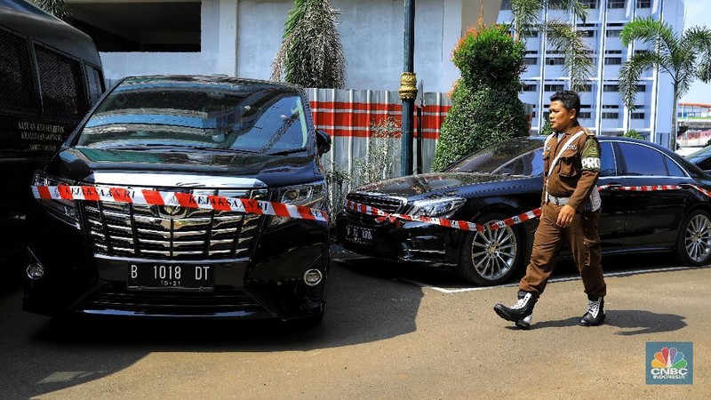 Empat dari lima mobil tersebut berwarna hitam.