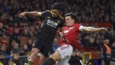 Striker Wolverhampton Wanderers, Raul Jimenez, duel dengan bek Manchester United Harry Maguire. Usai Setan Merah kalahkan Wolves 1-0 dan akan menghadapi Liverppol pada Liga Inggris, Minggu (19/1). (AP Photo/Rui Vieira)