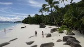Wisata mewah, terutama dari Eropa, membantu menarik Seychelles dari jurang kehancuran finansial setelah krisis ekonomi 2008. Jumlah pengunjung meningkat dua kali lipat dalam dekade yang diikuti sekitar 360 ribu pada hari ini. (AFP/Yasuyoshi Chiba)