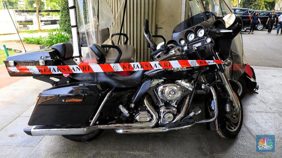 Tambahan lima mobil mewah yang diduga merupakan barang sitaan dari kasus megaskandal dugaan korupsi PT Asuransi Jiwasraya (Persero) terparkir di Kejaksaan Agung Kamis (16/1/2020). Mayoritas atau empat dari lima mobil tersebut berwarna hitam. (CNBC Indonesia/Andrean Kristianto)