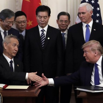 Momen Mesra Trump & China Kala Teken Damai Dagang 'Sementara'