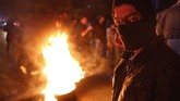 Sekitar 35 pengunjuk rasa terluka dalam bentrokan tersebut. Di sisi lain, demonstran yang murka merusak kaca bank dan merusak mesin anjungan tunai mandiri. (AP Photo/Hussein Malla)