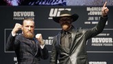 Conor McGregor dan Donald Cerrone berpose di depan awak media. Pertarungan McGregor vs Cerrone di UFC 246 akan berlangsung pada Minggu (19/1) siang WIB. (AP Photo/John Locher)