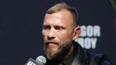 Donald Cerrone berbicara dalam konferensi pers UFC 246. Duel Cerrone melawan Conor McGregor jadi pertarungan non-gelar kelas welter UFC. (AP Photo/John Locher)