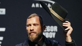 Donald Cerrone mengangkat topi untuk Conor McGregor sebagai tanda hormat dalam konferensi pers jelang UFC 246. (AP Photo/John Locher)