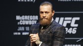 Conor McGregor disambut meriah pendukung ketika tiba di T-Mobile Arena, Las Vegas, Rabu (15/1) malam waktu setempat untuk menjalani konferensi pers jelang melawan Donald Cerrone di UFC 246. (AP Photo/John Locher)