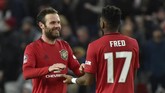 Gelandang Setan Merah Juan Mata (kiri) selebrasi gol bersama Fred. Dia mencetak satu-satunya gol kemenangan MU ke gawang Woves di menit ke-67. (AP Photo/Rui Vieira)