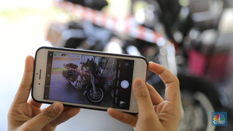 Empat dari lima mobil tersebut berwarna hitam.