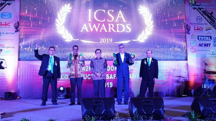 HK Borong Penghargaan di A2K4-ICSA 2014 Mengawali catatan gemilang di tahun 2020, PT Hutama Karya (Persero) menyabet beberapa kategori penghargaan pada ajang A2K4 - ICSA 2019.