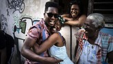 Solois Cimafunk memeluk seorang wanita yang ia temui. Keduanya tak saling kenal, tetapi sama-sama menikmati Havana Jazz Plaza Festival. (AP Photo/Ramon Espinosa)