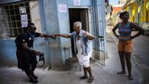 Seorang pengunjung yang berasal dari Amerika Utara spontan mengajak berdansa seorang wanita ketika musik dilantunkan di Havana Jazz Plaza Festival. (AP Photo/Ramon Espinosa)