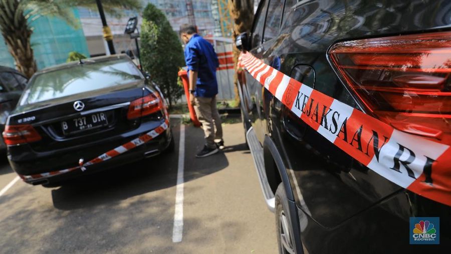 Mobil mewah berjejer di kawasan Kejagung, diduga barang sitaan kasus Jiwasraya.