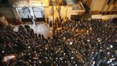 Sejak unjuk rasa yang berlangsung tiga bulan lalu, baru kali ini bentrokan terjadi di kawasan niaga Beirut. (AP Photo/Hussein Malla)