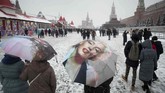 Selimut putih salju menutupi jalanan di di Red Square, Moskow, Rusia. Temperatur mencapai sekitar 0 derajat Celcius pada Januari di negara ini. (AP/Pavel Golovkin)