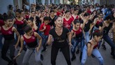 Havana Jazz Plaza Festival melibatkan puluhan penari balet cilik yang beraksi penuh semangat di tengah acara. (AP Photo/Ramon Espinosa)