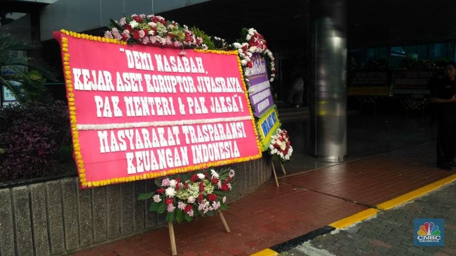 Berdasarkan pantauan CNBC Indonesia, setidaknya sudah terdapat 8 karangan bunga pada pukul 10.00 WIB yang terpasang.