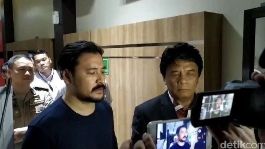 Ello usai menjalani pemeriksaaan di Polda Jatim (Foto: Hilda Meilisa Rinanda)