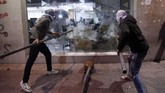 Demonstran dan polisi antihuru-hara bentrok di jalanan Ibu Kota Beirut. (AP Photo/Hussein Malla)