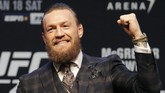 Conor McGregor memberikan respons terhadap sorakan pendukung. McGregor untuk kali pertama naik octagon sejak dikalahkan Khabib Nurmagomedov pada Oktober 2018. (AP Photo/John Locher)