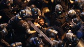 Massa sebelumnya sempat berdemo di markas Kepolisian Beirut. Mereka menuntut aparat membebaskan rekan-rekan mereka yang ditangkap saat bentrokan pada Selasa lalu. (AP Photo/Hussein Malla)