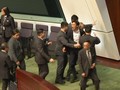 VIDEO: Oposisi Hong Kong Dikeluarkan saat Rapat Dewan